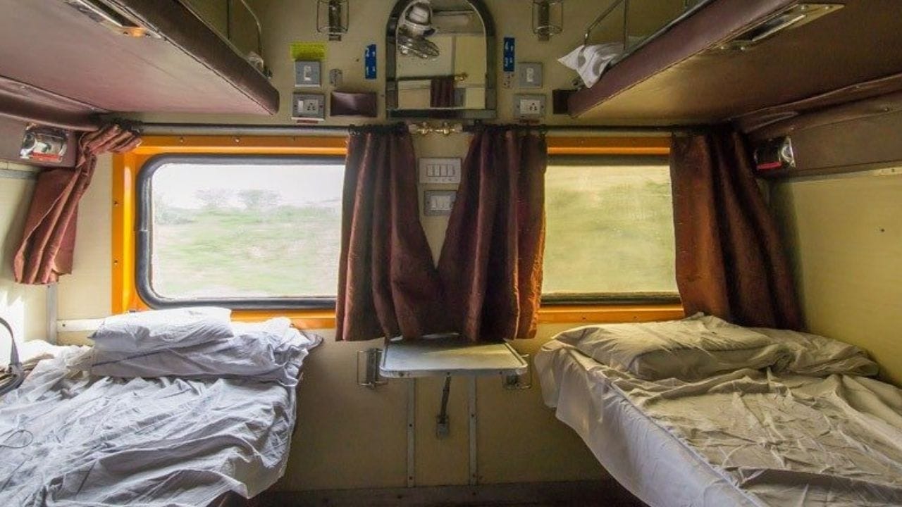 રેલવે આને લઈ એક ગાઈડલાઈન જાહેર કરી છે. રેલવેએ એસી કોચમાં મુસાફરી કરનાર માટે ગાઈડલાઈન જાહેર કરી છે.  મુસાફરોની આ તમામ આદતોથી રેલવે પણ ખુબ પરેશાન છે. (Photo credit : www.quora.com)