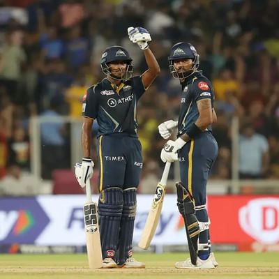 સાઈ સુદર્શન IPL માં ગુજરાત ટાઈટન્સનો હિસ્સો છે. હાર્દિક પંડ્યા અને કોચ આશિષ નેહરાએ તેની પર ભરોસો બતાવ્યો હતો. સુદર્શને પણ પોતાની પર રાખેલા ભરોસાને પૂરવાર કરી બતાવ્યો હતો. તેણે શાનદાર રમત IPL માં દર્શાવી હતી. હવે સાઈ સુદર્શન તામિલનાડુમાં રમાઈ રહેલી TNPL માં ધમાલ મચાવી રહ્યો છે.