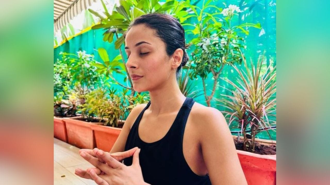 શહેનાઝ ગિલ - 'બિગ બોસ' ફેમ શહેનાઝ ગિલે પણ થોડા દિવસો પહેલા યોગ કરવાનું શરૂ કર્યું છે. એક્ટ્રેસે તેના ઈન્સ્ટાગ્રામ એકાઉન્ટ પર યોગ મુદ્રામાં બે તસવીરો શેર કરી અને કેપ્શનમાં લખ્યું- 'હું મારા શરીરને શાંત અને આરામ આપી રહી છું.' (Instagram)