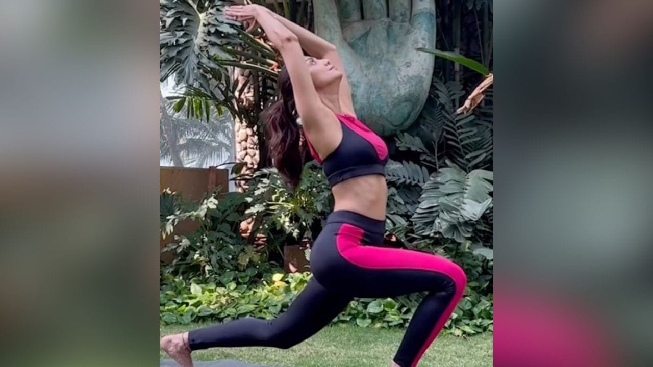 શિલ્પા શેટ્ટી- 48 વર્ષની ઉંમરે પણ શિલ્પા શેટ્ટી એટલી ફિટ છે. તે યોગ દ્વારા પોતાને ફિટ તો રાખે જ છે રાખે છે પરંતુ લોકોને ટિપ્સ પણ આપે છે. તેની શિલ્પા શેટ્ટી ફિટનેસ એપ છે, તેમજ 'શિલ્પાઝ યોગા' નામની યુટ્યુબ ચેનલ પણ છે, જેના પર તે યોગ વિશે વાત કરે છે. (Instagram)