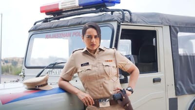 બોલિવૂડ અભિનેત્રી સોનાક્ષી સિંહાની ગણતરી બી-ટાઉનની સુંદર અને શક્તિશાળી અભિનેત્રીઓમાં થાય છે. અભિનેત્રીએ વર્ષ 2010માં દબંગ ફિલ્મથી બોલિવૂડમાં એન્ટ્રી કરી હતી. આ ફિલ્મમાં સોનાક્ષી ઈન્ડસ્ટ્રીના ભાઈજાન એટલે કે સલમાન ખાનની સામે જોવા મળી હતી. આ ફિલ્મમાં તેના અભિનયની ખૂબ પ્રશંસા કરવામાં આવી હતી.  ચાલો આ ખાસ અવસર પર સોના સાથે જોડાયેલી કેટલીક રસપ્રદ વાતો જાણીએ