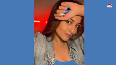 અભિનેત્રી સોનાક્ષી સિંહા પાસેથી પ્રેરણા લઈને તમે નેલ આર્ટ કરાવી શકો છો. સોનાક્ષી સિંહાએ ડિઝાઈન કરેલા આ નખ તમે પાર્ટીમાં જવા માટે પણ મેળવી શકો છો. આ તસવીરમાં સોનાક્ષી સિન્હાએ બ્લૂ કલરના શેડોવાળી નેલ પેઇન્ટ કરી છે. તે ખૂબ જ સ્ટાઇલિશ લાગી રહી છે.
