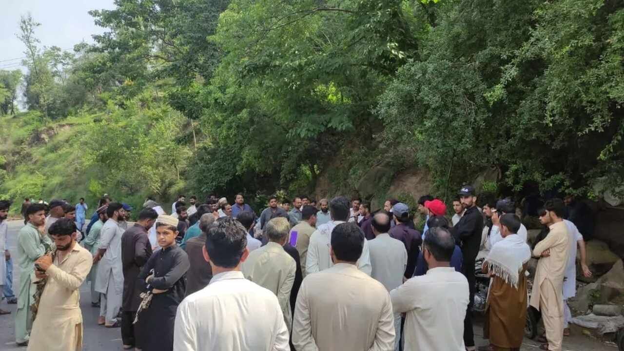 POK Protest : Starvation in POK, street fighting for flour, highways closed, markets closed