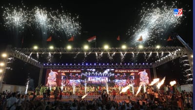 સુરતના ઉત્રાણ સ્થિત ગજેરા ગ્રાઉન્ડમાં શ્રીહનુમાન ચાલીસ યુવા કથા ચાલી રહી છે. ગઈકાલે કથાનો ચોથો દિવસ હતો. ચોથા દિવસે કથા સ્થળે માનવ મહેરામણ ઉમટી પડ્યું હતુ.