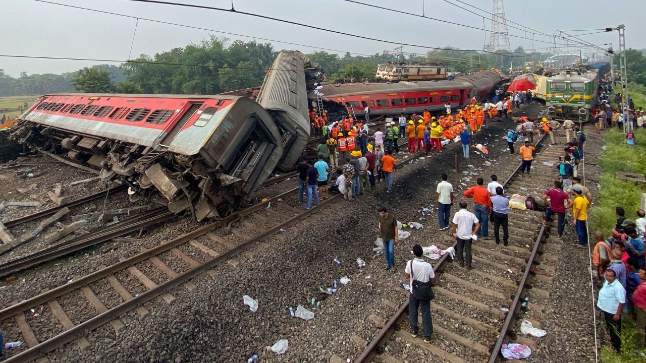 7. 9 સપ્ટેમ્બર, 2002, હાવડા-નવી દિલ્હી રાજધાની એક્સપ્રેસ (140 મૃત્યુ) 10:40 કલાકે હાવડા-નવી દિલ્હી રાજધાની એક્સપ્રેસ ગયા અને દેહરી-ઓન-સોન સ્ટેશનો વચ્ચેના રફીગંજ સ્ટેશન નજીક પાટા પરથી ઉતરી ગઈ હતી, પરિણામે 140 થી વધુ લોકોના મોત થયા હતા. આ ટ્રેન અકસ્માત મેન્યુઅલ ફોલ્ટને કારણે થયો હતો કારણ કે તે જ ટ્રેક નબળો માનવામાં આવતો હતો અને તે બ્રિટિશ યુગનો હતો. ભારે વરસાદને કારણે ટ્રેકમાં તિરાડ પડી હતી, જે રાજધાની પાટા પરથી ઉતરવાનું કારણ હતું, જે 100 કિમી પ્રતિ કલાકની ઝડપે ચાલી રહી હતી.(ફોટો ક્રેડિટ- ગુગલ)