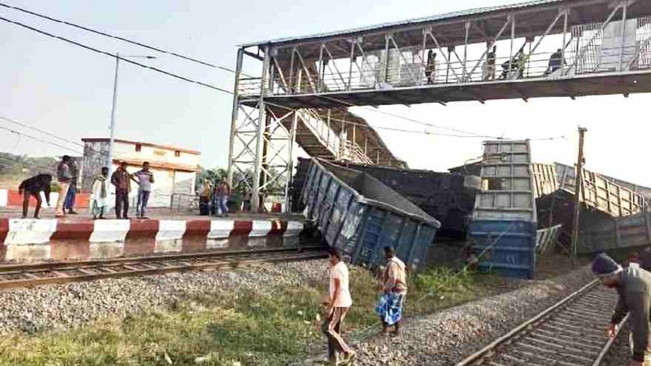 1. 6 જૂન, 1981: બિહાર ટ્રેન અકસ્માત (500-800 મૃત્યુ) સહરસા બિહાર પાસે એક પેસેન્જર ટ્રેન બાઘમતી નદીમાં પડી ગઈ હતી. કુલ મૃત્યુનો અંદાજ 500 થી 800 કે તેથી વધુ વચ્ચે છે. આ ભારતમાં અને વિશ્વમાં અત્યાર સુધીની સૌથી ભયાનક ટ્રેન દુર્ઘટનાઓમાંની એક છે. કેટલાક કહે છે કે આ દુર્ઘટના ચક્રવાતના કારણે થઈ છે, જ્યારે કેટલાક કહે છે કે અચાનક પૂરના કારણે થયું છે. જોરદાર વરસાદ પડી રહ્યો હતો, ત્યારે ડ્રાઈવરે અચાનક બ્રિજ પર એક ભેંસને ટક્કર મારી અને અચાનક બ્રેક મારવાને કારણે ટ્રેન નદીમાં પડી ગઈ. (ફોટો ક્રેડિટ- ગુગલ)