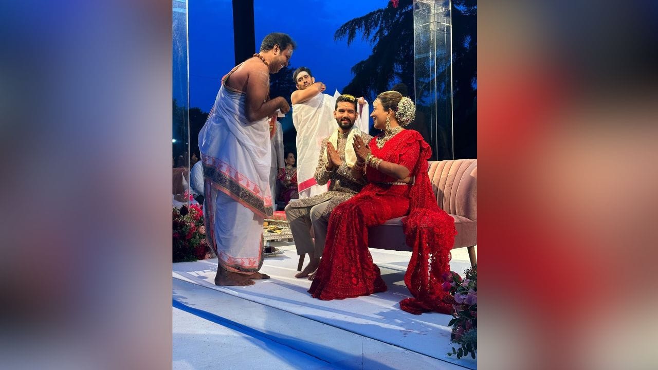 તનય છેડાના લગ્ન પણ થઈ ગયા છે. તેણે 12 જૂન 2023ના રોજ બિઝનેસવુમન જુવેકા પાંડા સાથે લગ્ન કર્યા. વર્ષ 2017માં તનય છેડાએ અમેરિકાના Choate Rosemary Hallમાંથી પોતાનો અભ્યાસ પૂર્ણ કર્યો. તે બોલિવુડની સાથે અન્ય ફિલ્મોમાં પણ કામ કરતો જોવા મળ્યો છે. (PC: Social Media)