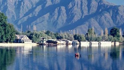 'જો પૃથ્વી પર ક્યાંક સ્વર્ગ છે, તો તે કાશ્મીરમાં છે, હવે જો તમારી પાસે ફેમિલી વેકેશનનો પ્લાન હોય કે પરણ્યા પછી હનીમૂન પર જવાનું હોય તો કાશ્મીરની વાદીઓ, સોનામર્ગ અને ગુલમર્ગની બરફથી ઢંકાયેલી વાદીઓ કરતાં વધુ સારી જગ્યા કઇ હોય? IRCTCનું ટૂર પેકેજ તમારી મુસાફરી સંબંધિત તમામ સમસ્યાઓ દૂર કરવાનું કામ કરશે, જેમાં ફ્લાઈટથી લઈને હોટલ સુધીના તમામ ખર્ચને આવરી લેવામાં આવશે. (photo credit : www.herzindagi.com)