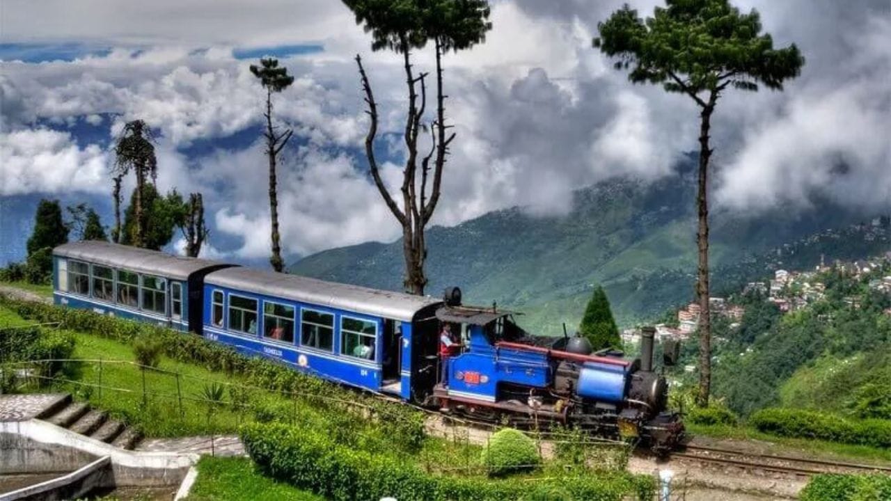 જુન જુલાઈ મહિનામાં દાર્જિલિંગ ફરવા જવાનો પ્લાન બનાવી શકો છે. અહિ અનેક પ્રવાસન સ્થળો આવેલા છે. જેમકે ટાઈગર હિલ્સ, પીસ પેગોડા, બોદ્ધ તીર્થ સ્થળ, યુદ્ધ સ્મારક વગેરે સામેલ છે. દાર્જલિંગમાં તમે ટૉય ટ્રેનની મજા પણ માણી શકો છે. ઓછા પૈસામાં તમે દાર્જલિંગ ફરવા જવાનો પ્લાન બનાવી શકો છો. (Photo credit: www.tusktravel.com)