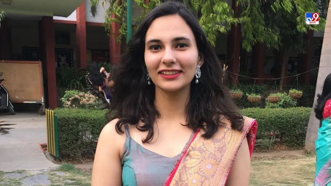 આશના ચૌધરી ઉત્તર પ્રદેશના હાપુડ જિલ્લાના પિલખુવાની રહેવાસી છે.તેણે પોતાનું સ્કૂલિંગ ગાઝિયાબાદની દિલ્હી પબ્લિક સ્કૂલમાંથી કર્યું છે. આ પછી અંગ્રેજી ઓનર્સના અભ્યાસ માટે દિલ્હી યુનિવર્સિટીની લેડી શ્રી રામ કોલેજમાં એડમિશન લીધું.
