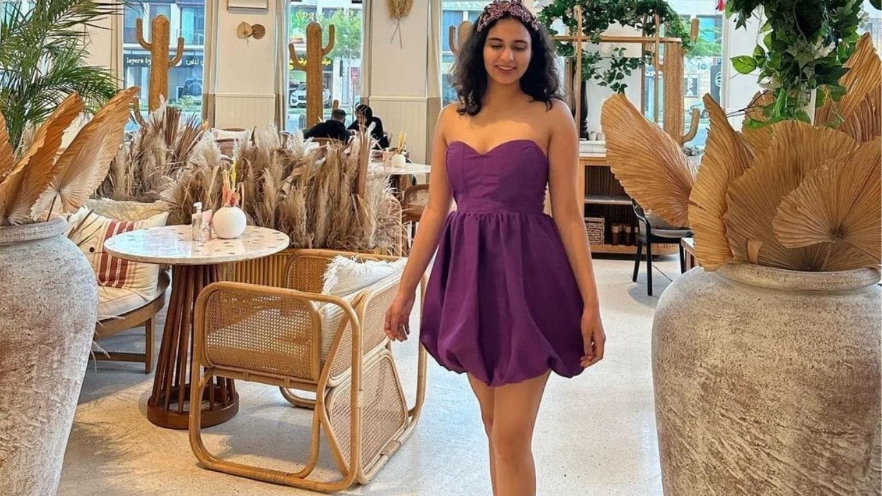 આશના સોશિયલ મીડિયા પર ઘણી એક્ટિવ રહે છે. ઈન્સ્ટાગ્રામ પર તેના 71.6K ફોલોઅર્સ છે. એક ઈન્ટરવ્યુમાં તેણે UPSC ક્રેક કરવાની ટિપ્સ વિશે જણાવ્યું છે. તેણે UPSC માટે કોઈ કોચિંગ કર્યું નથી. તે દરરોજ 4 થી 8 કલાક અભ્યાસ કરતી હતી. માઈન્ડને ફ્રેશ કરવા તે ફની વીડિયો જોતી હતી.
