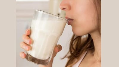 દુધ દિવસ કરતા રાત્રે પીવું વધારે ફાયદકારક માનવામાં આવે છે. ચાલો જાણીએ રાત્રે ગરમ દુધ પીવાના શું ફાયદાઓ છે. (photo : credit parenting.firstcry.com)