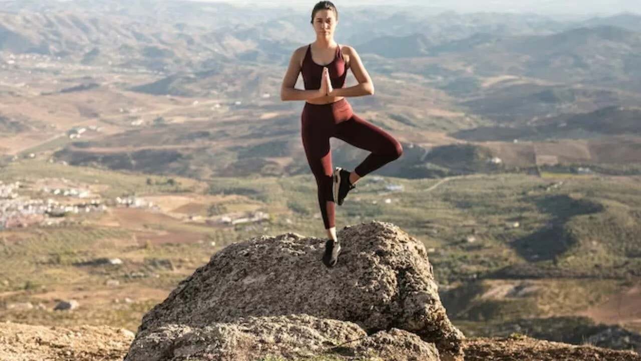 તાડાસન: તાડાસનને માઉન્ટેન પોઝ તરીકે પણ ઓળખવામાં આવે છે. આના કારણે શરીરની આસન અને રક્ત પરિભ્રમણ બરાબર રહે છે. તાડાસન હૃદયના ધબકારા સુધારવા માટે સારું છે.