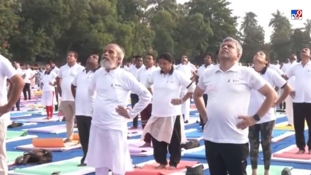 ભારત સહિત સમગ્ર દુનિયામાં વિશ્વ યોગ દિવસની ઉજવણી કરવામાં આવી રહી છે ત્યારે રેલવે મિનિસ્ટર અશ્વિની વૈષ્ણવે પણ બાલાસોરમાં ઈન્ટરનેશનલ યોગ ડેની ઉજવણી કરી હતી.