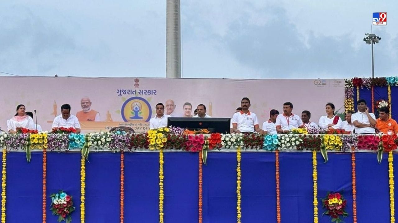 સુરતમાં આંતરરાષ્ટ્રીય યોગ દિવસની રાજ્યકક્ષાની ઉજવણીનું આયોજન કરવામાં આવ્યું છે. સુરતના વાય જંક્શન ખાતે મુખ્યપ્રધાન ભૂપેન્દ્ર પટેલ અને ગૃહ પ્રધાન હર્ષસંઘવીની અધ્યક્ષતામાં યોગ દિવસની ઉજવણી કરવામાં આવી છે.
