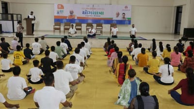 વેરાવળમાં સોમનાથ સંસ્કૃત યુનિવર્સિટી ખાતે યોગાસન પ્રોટોકોલ તાલીમ, યોગ અને જાગરણ રેલી યોજાઈ. સૂર્યનમસ્કાર, પ્રાણાયામ, પર્વતાસન, નૌકાસન જેવા વિવિધ આસનો થકી કર્યા સામૂહિક યોગનું આયોજન. 