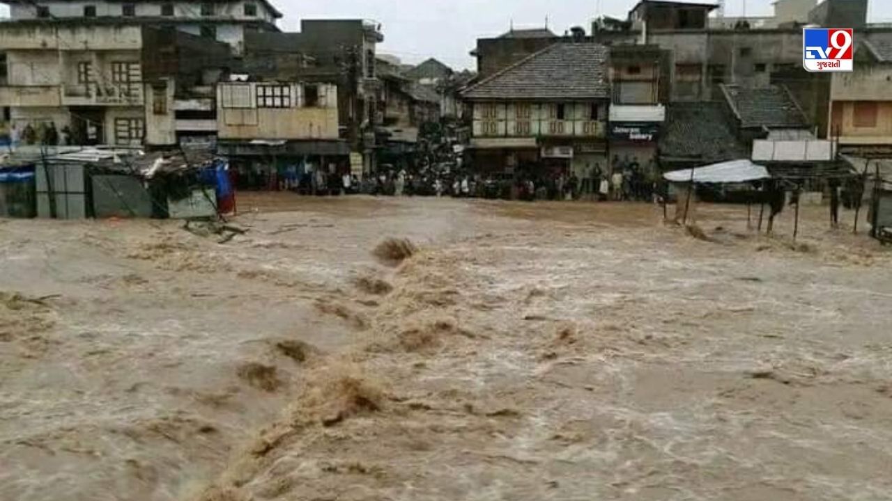 આખા દિવસમાં 6 કલાક વરસાદ ચાલુ રહ્યો હતો જેમાં 10થી 30 ઇંચ જેટલો વરસાદ વરસ્યો હતો અને પાણી ભરાયા હતા.
