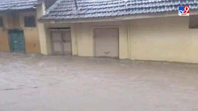 જ્યારે અમરેલીમાં પૂર આવ્યું હતું તે પહેલા ધોધમાર વરસાદ શરૂ થયો હતો તે પહેલા વાવાઝોડાં સાથે જોરદાર પવન ફૂંકાયો હતો. 
