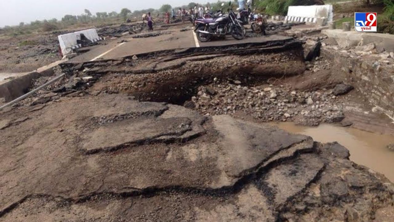 જિલ્લામાં 500થી ઉપરના ગામોની વીજળી પણ ગૂલ થઈ હતી. તેથી લોકોને આ તારાજીનો સામનો કરવો પડ્યો હતો.
