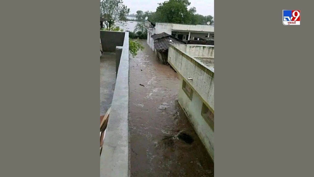 ટાવર પડી જવાથી સંદેશાવ્યવહાર પણ ઠપ થઈ ગયો હતો. બચાવની કામગીરી માટે ભારતીય સૈન્યના હેલિકોપ્ટર પણ મોકલવામાં આવ્યા હતા. 
