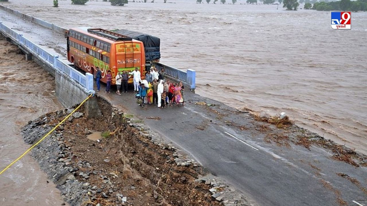 NDRFની ટીમ, રેસ્કયુ ટીમ, Fire Brigade ટીમ, જિલ્લા વહીવટી તંત્ર, પોલીસતંત્ર તેમજ તરવૈયાઓની મદદથી લોકોને મરતા બચાવી લેવાયા હતા. 
