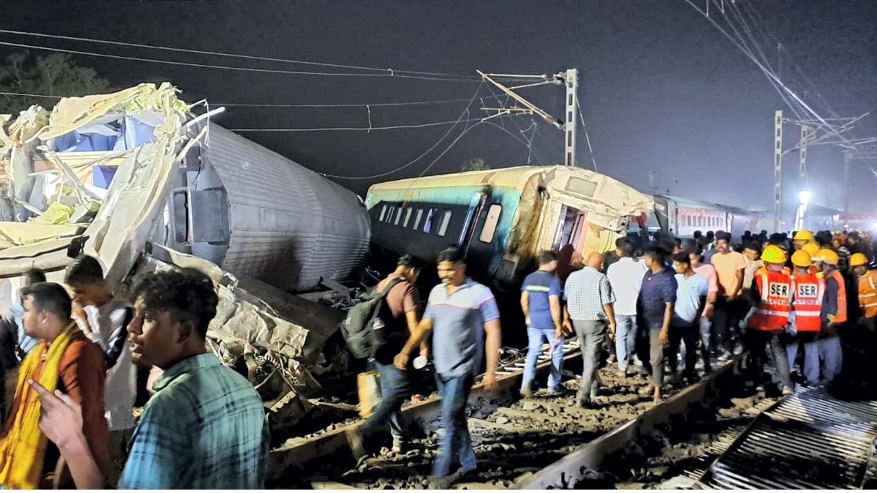 Balasore Train Accident: શબઘરમાં પુત્રને શોધી રહ્યા છે પિતા, Viral Video જોઈને આંસુ આવી જશે