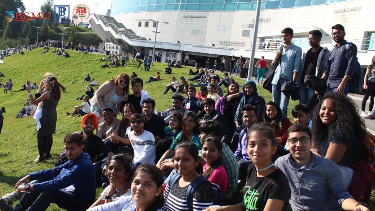 2- Bashkir State Medical University, Russia-  રશિયામાં જ બશ્કિર સ્ટેટ મેડિકલ યુનિવર્સિટીમાં વધુ ભારતીય વિદ્યાર્થીઓ આવે છે. આમાં 8000 થી વધુ વિદ્યાર્થીઓ નોંધણી કરે છે. દર વર્ષે 40 દેશોના વિદ્યાર્થીઓ અહીં પ્રવેશ લે છે. મેડિકલ ડિગ્રી કોર્સમાં પ્રવેશ મેળવવા માટે, ભારતીય વિદ્યાર્થીઓએ NEET પરીક્ષામાં સારો સ્કોર મેળવવો પડશે.