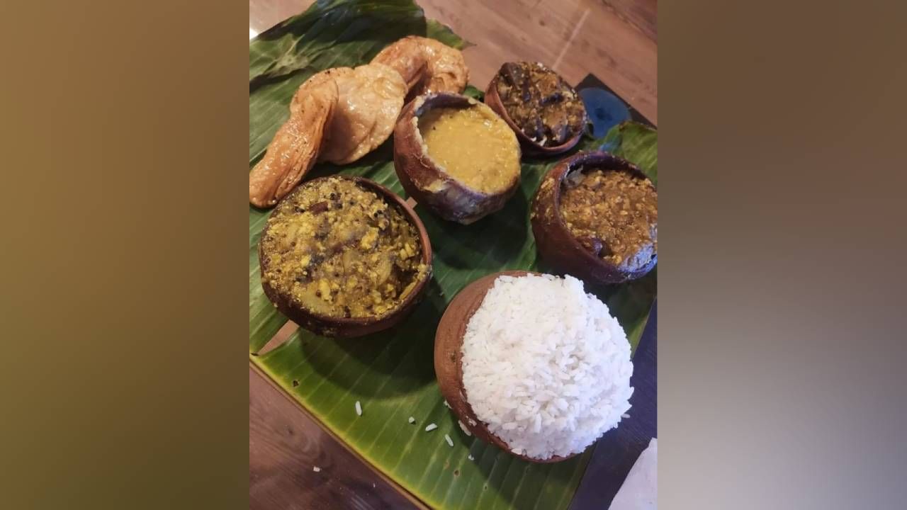 ભોજનમાં ભૂલ ન કરોઃ પુરીમાં જગન્નાથ યાત્રા દરમિયાન શ્રેષ્ઠ જાહોજલાલી જોવા મળે છે. બજારોમાં કેટરિંગની ઘણી દુકાનો છે જ્યાં સસ્તા ભાવે સ્વાદિષ્ટ વાનગીઓ મળે છે, પરંતુ તે તમારા સ્વાસ્થ્યને પણ બગાડી શકે છે. તમારી સાથે ડ્રાય ફ્રૂટ્સ અથવા નાસ્તો લો, જેથી કટોકટીમાં ભૂખનો પર્યાય બની શકે.