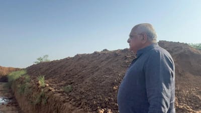 મુખ્યમંત્રી ભૂપેન્દ્ર પટેલ ફરી એક્શનમાં આવ્યા છે. તેમણે દહેગામના કરોલી ગામમાં નિર્માણાધિન તળાવની ઓચિંતી મુલાકાત લીધી. આ દરમિયાન તેમણે તળાવની કામગીરીની સમીક્ષા કરી હતી.