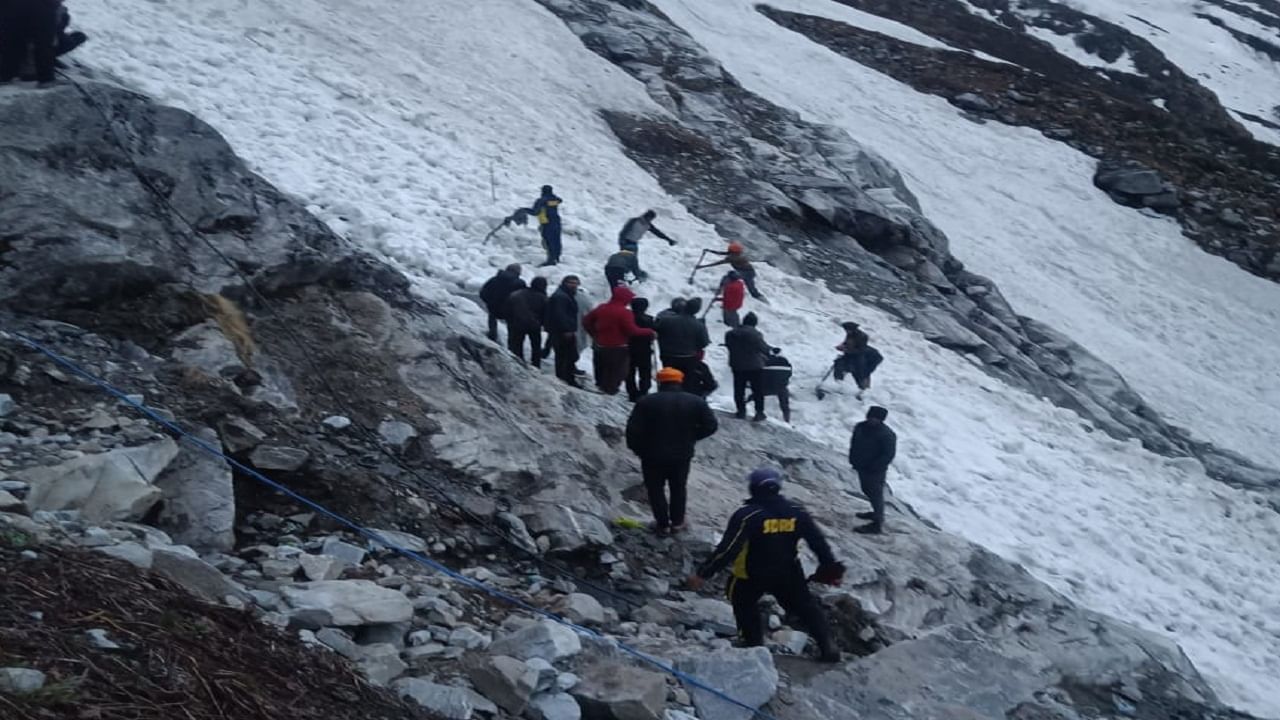 Hemkund Sahib Yatra : હેમકુંડ યાત્રા રૂટ પર ગ્લેશિયર તૂટ્યું, એક મુસાફરનું મોત, મહિલા ગુમ, બચાવ ચાલુ