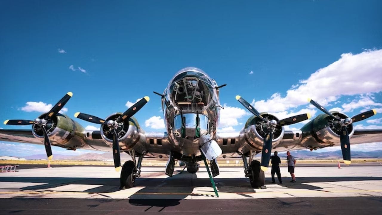 પાયલોટના 5 પ્રકાર છે. એરલાઇન્સ ટ્રાન્સપોર્ટ પાઇલટ, પ્રાઇવેટ પાઇલટ, સ્પોર્ટ્સ પાઇલટ, ફ્લાઇટ ઇન્સ્ટ્રક્ટર, એરફોર્સ પાઇલટ. દરેક પાયલોટના અભ્યાસ માટે સંસ્થાઓ અલગ અલગ હોઈ શકે છે.
