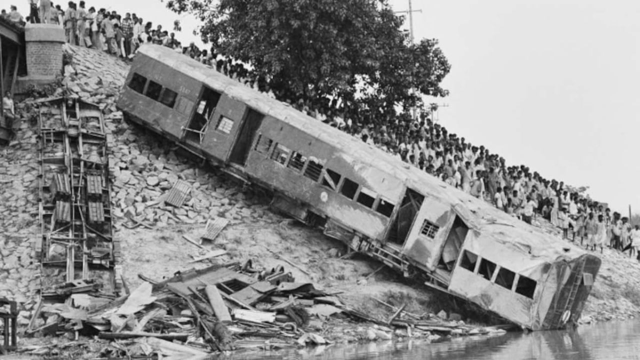 1981માં બિહાર ટ્રેન દુર્ઘટના: સહરસા નજી, એક પેસેન્જર ટ્રેન જેમાં લગભગ 900 લોકો બેઠા હતા, ભાગમતી નદી પર પાટા પરથી ઉતરી ગઈ હતી અને ઘણી બોગી નદીમાં ડૂબી ગઈ હતી. આ દુર્ઘટનામાં લગભગ 500 લોકોના મોત થયા હોવાનું કહેવાય છે.