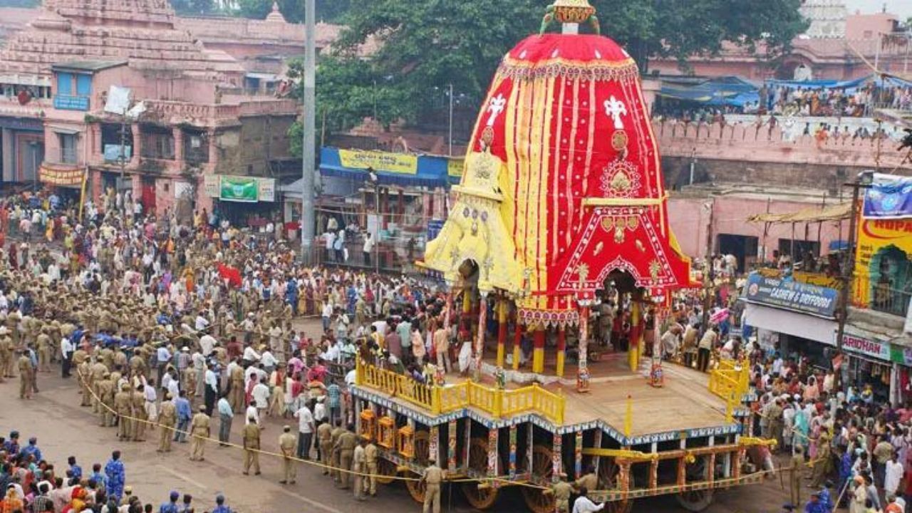 બલરામજીના રથને તાલધ્વજ તરીકે ઓખવામાં આવે છે. આ રથ 13.2 મીટર ઊંચો અને 14 પૈડાં વાળો હોય છે. આ રથ લાલ, લીલા રંગના કપડા તથા લાકડાના 763 ટુકડાથી બનેલો હોય છે. રથના ધ્વજને ઉનાની કહેવામાં આવે છે. આ રથમા રક્ષક વાસુદેવ અને સારથી મતાલી હોય છે. ઘોરા, ત્રિબ્રા, દીર્ઘશર્મા અને સ્વર્ણનાવા તેના અશ્વ હોય છે. જે દોરડાથી આ રથ ખેંચવામાં આવે છે તેને વાસુકી કહેવામાં આવે છે.