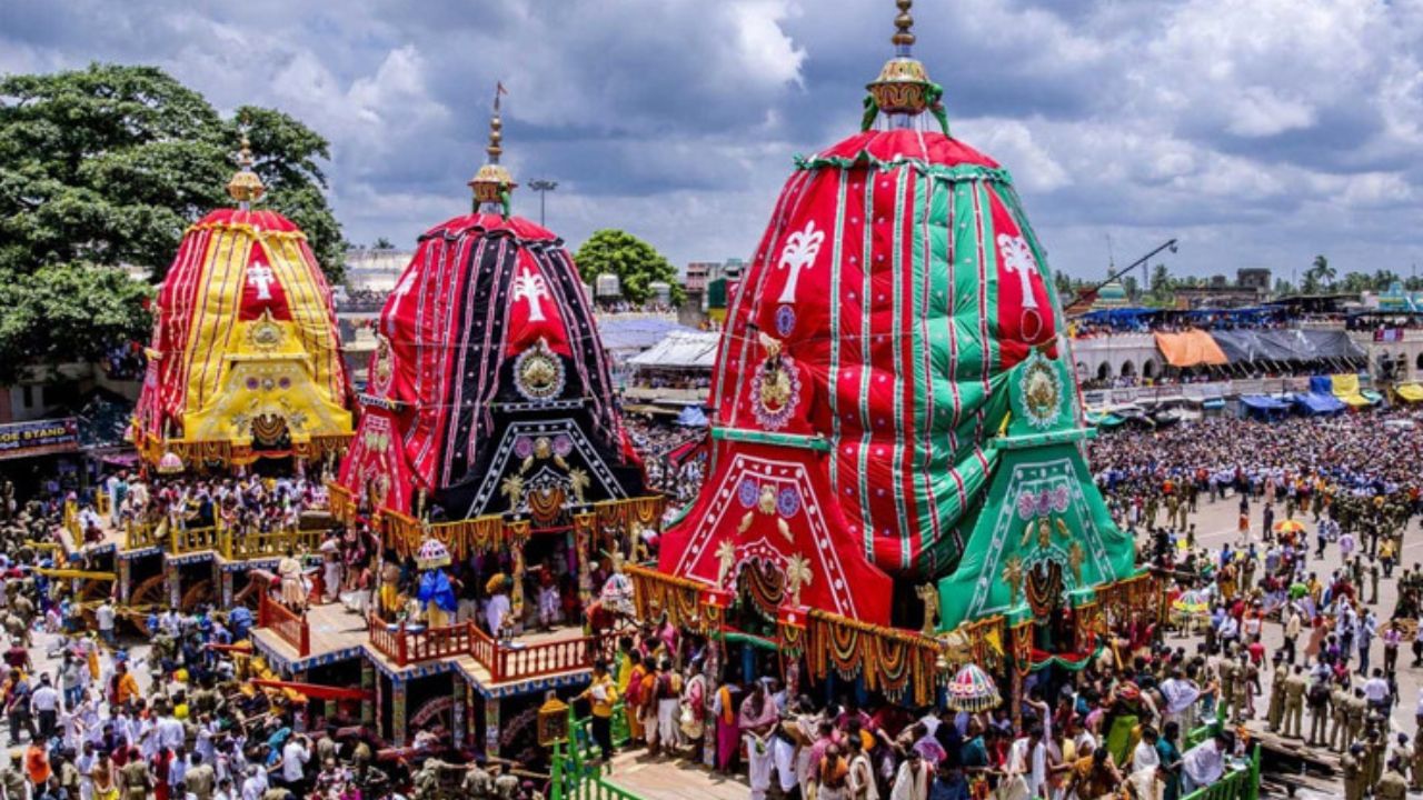 બહેન સુભદ્રાના રથને પદ્મધ્વજ કહેવામાં આવે છે. 12 પૈડાં વાળું આ રથ 12.9 મીટર ઊંચો હોય છે. તેમાં લાલ, કાળા કપડા અને લાકડાના 593 ટુકડાનો ઉપયોગ થાય છે. આ રથના રક્ષક જયદુર્ગા અને સારથી અર્જુન હોય છે. આ રથના ધ્વજને નંદબિક કહેવામાં આવે છે. આ રથના અશ્વનું નામ રોચિક, મોચિક, જિતા અને અપરાજિતા છે. આ રથના દોરડાને સ્વર્ણચૂડા કહેવાય છે.