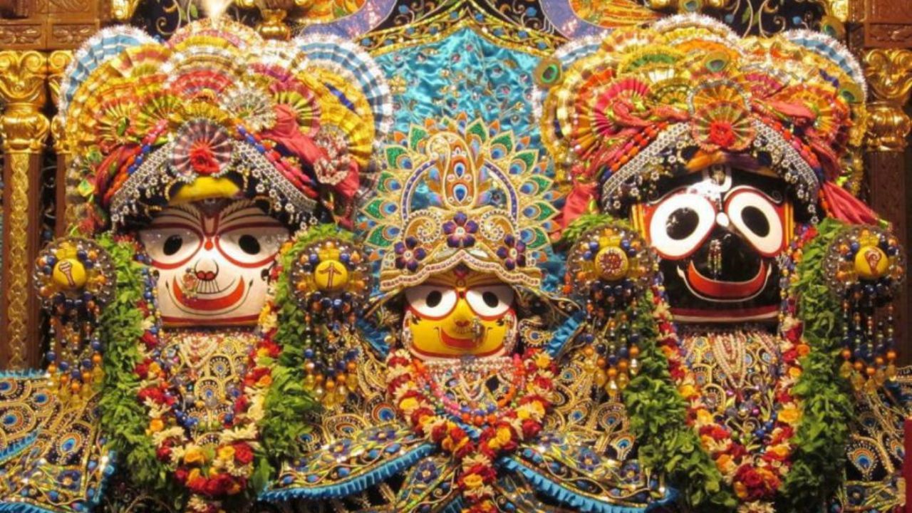 આ રથયાત્રા અંગેની ધાર્મિક માન્યતા એવી છે કે એક વખત બહેન સુભદ્રાએ તેના ભાઈ કૃષ્ણ અને બલરામજી પાસેથી શહેર જોવાની ઈચ્છા વ્યક્ત કરી હતી. આથી બંને ભાઈઓએ પોતાની બહેનની ઈચ્છા પૂરી કરવા માટે એક ભવ્ય રથ તૈયાર કરાવ્યો અને તેના પર સવાર થઈને ત્રણેય શહેરોના પ્રવાસ માટે નીકળ્યા. આ માન્યતાને અનુસરીને દર વર્ષે પુરીમાં જગન્નાથ રથયાત્રાનું આયોજન કરવામાં આવે છે.