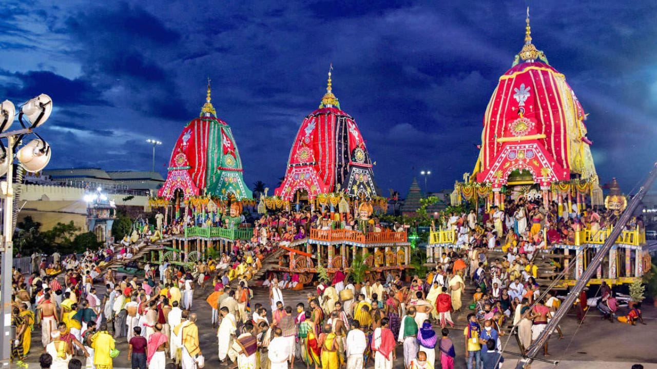  પુરીની રથ યાત્રાનો સૈંકડો વર્ષ જૂનો ઈતિહાસ છે. જ્યારે અમદાવાદની રથ યાત્રા 145 વર્ષ જૂની છે. પુરીમાં નીકળતી રથ યાત્રામાં 3 વિશાળ રથ હોય છે. જેમાં બલરામજીના રથને 'તાલ ધ્વજ' , બહેન સુભદ્રાના રથને 'પદ્મ ધ્વજ' અથવા 'દેવદલન' અને જગન્નાથના રથને 'નંદીઘોષ', 'ગરુડ ધ્વજ' ' કપિલ ધ્વજ' તરીકે ઓળખવામાં આવે છે. બંને યાત્રા ભગવાન શ્રીકૃષ્ણને સમર્પિત છે. બંને જગ્યા એ મંદિરમાં બિરાજવાન ભગવાનની મૂર્તિઓ એક સમાન છે. 