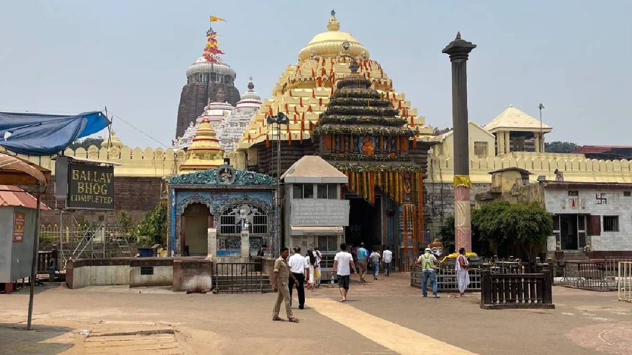 હોટેલ બુકિંગ: જગન્નાથ રથયાત્રા દરમિયાન, મંદિરની આસપાસ રહેવાની મોટાભાગની જગ્યાઓ ભરાઈ જાય છે. જો તમે અહીં પહોંચો છો અને કલાકો સુધી રહેવા માટે ફરવું પડે છે, તો તે માથાનો દુખાવો સાબિત થઈ શકે છે. જતા પહેલા હોટેલ, ધર્મશાળા કે આશ્રમમાં રહેવાની વ્યવસ્થા કરો.
