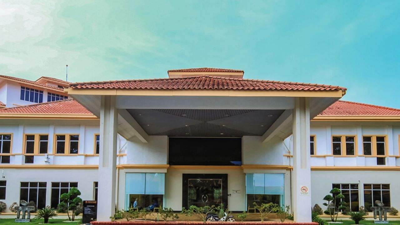 4- Manipal University Malaysia-  મણિપાલ યુનિવર્સિટી કોલેજ મલેશિયાની સ્થાપના 1997 માં મેલાકા-મણિપાલ મેડિકલ કોલેજ (MMMC) તરીકે કરવામાં આવી હતી. MMMC એ 1997 માં MAHE ના અનુભવી તબીબી શિક્ષણવિદોના સમર્થનથી MBBS વિદ્યાર્થીઓની પ્રથમ બેચમાં પ્રવેશ મેળવ્યો, WHO એ તબીબી કાર્યક્રમના અમલીકરણમાં મદદ કરી. અહીં પણ તમે NEET સ્કોરની મદદથી નોંધણી કરાવી શકો છો.