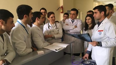 Medical College Admission: ટોચની મેડિકલ કોલેજોમાં પ્રવેશ માટે NEET UG પરીક્ષાનું પરિણામ જાહેર કરવામાં આવ્યું છે. હવે વિદ્યાર્થીઓ કાઉન્સેલિંગ પ્રક્રિયાની રાહ જોઈ રહ્યા છે. દર વર્ષે મોટી સંખ્યામાં વિદ્યાર્થીઓ મેડિકલ ક્ષેત્રે ઉજ્જવળ કારકિર્દી માટે વિદેશ જાય છે. જો તમે પણ મેડિસિનનો અભ્યાસ કરવા વિદેશ જવાનું સપનું જોતા હોવ તો જાણો 5 વિદેશી મેડિકલ કોલેજો વિશે જે ભારતીય વિદ્યાર્થીઓને પસંદ છે.