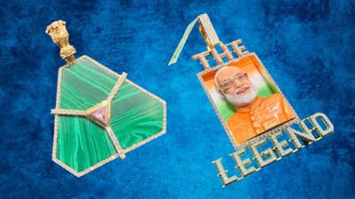 સુરતના જ્વેલર્સ દ્વારા ખાસ 3d પ્રિન્ટિંગ માં લોકેટ તૈયાર કરવામાં આવ્યું છે જેની અંદર વડાપ્રધાન નરેન્દ્ર મોદીની તસ્વીર પણ છે અને તેની ઉપર ધી  લેજેન્ડ લખવામાં આવ્યું છે. આ પેન્ડર્ડ હીરા જડિત છે અને અઢી ઇંચ નો છે.