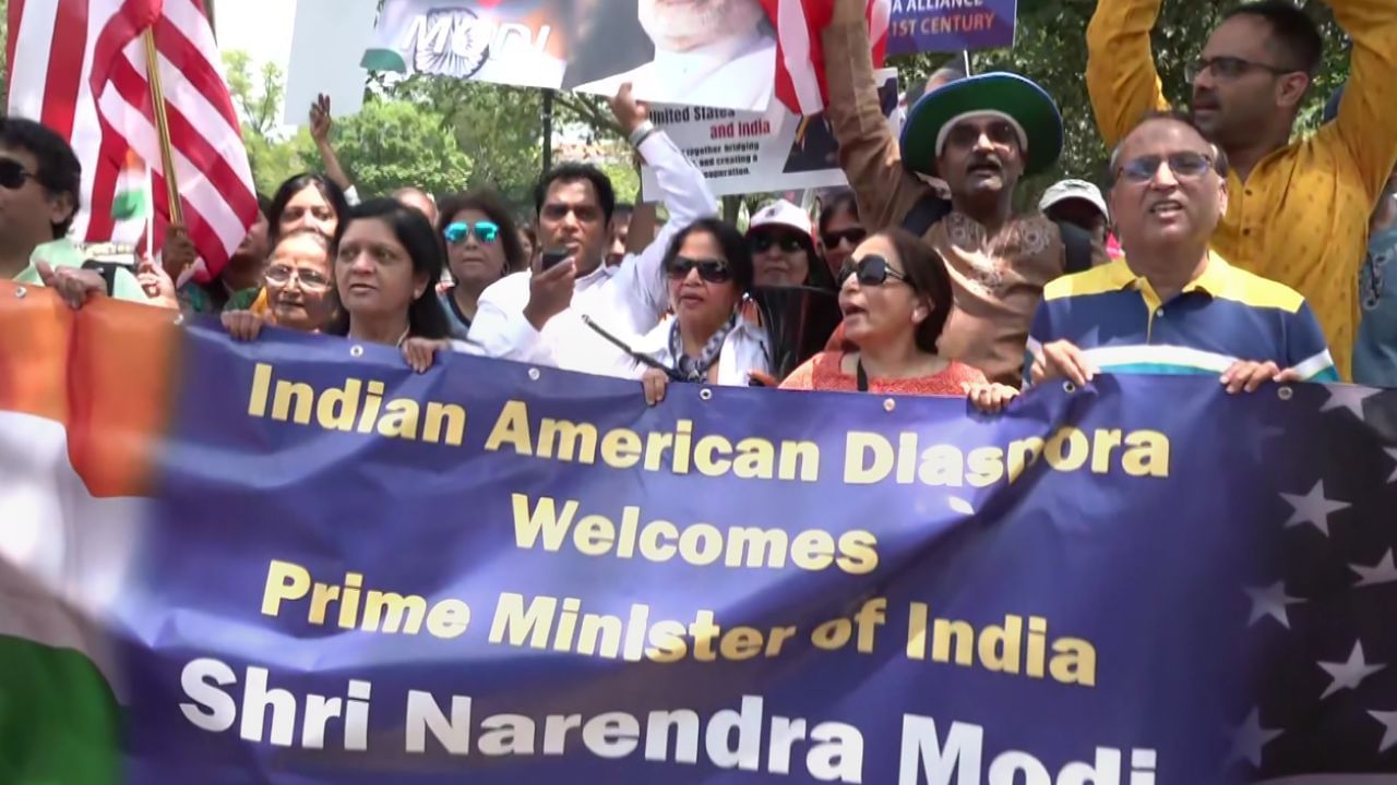પીએમ મોદીની મુલાકાતને લઈને એકતાનો સંદેશ આપવા વોશિંગ્ટનમાં નેશનલ મેમોરિયલ પાસે સેંકડો ઉત્સાહી NRI એકઠા થયા હતા. તેમણે કહ્યું કે તેઓ એક સંદેશ આપવા માંગે છે કે તેઓ પીએમ મોદીની કેટલી આતુરતાથી રાહ જોઈ રહ્યા છે. આ દરમિયાન મોદી-મોદીના નારા પણ લાગ્યા હતા. ત્યાં લોકોએ શોભાયાત્રા કાઢી હતી.
