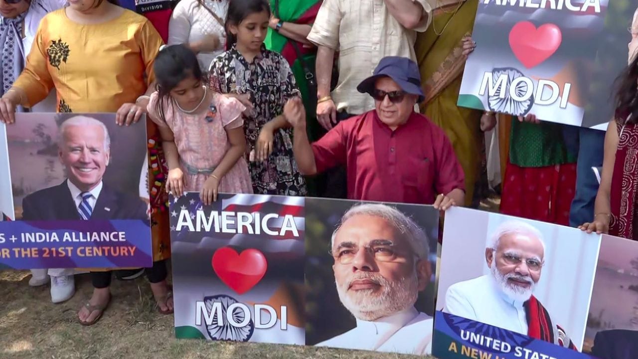 હ્યુસ્ટનના કોન્સલ જનરલ અસીમ મહાજને કહ્યું કે અમેરિકામાં રહેતો દરેક ભારતીય પીએમ મોદીની મુલાકાતને લઈને ઉત્સાહિત છે. તેમણે જણાવ્યું હતું કે વ્હાઇટ હાઉસ ખાતેના રિસેપ્શનમાં હજારો ભારતીયો હાજરી આપશે. આ દરમિયાન બિડેન અને ફર્સ્ટ લેડી જીલ બાયડેન પીએમ મોદીનું સ્વાગત કરશે.