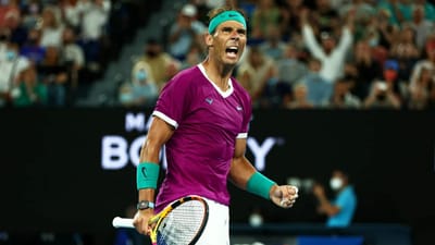 રફેલ નડાલ નડાલનો જન્મ 3 જૂન, 1986ના રોજ મય્યોરકા (સ્પેન)માં થયો હતો. તેના માતા -પિતા બિઝનેસમેન હતા. તેના એક કાકા ફૂટબોલર હતા અને એક કાકા ટેનિસ ખેલાડી હતા. તેના કાકાની દેખરેખમાં તેણે 3 વર્ષની ઉંમરથી ટેનિસ શીખવાની શરુઆત કરી હતી. તેણે 12 વર્ષની ઉંમરમાં એક રીઝનલ ટૂર્નામેન્ટ જીતી હતી. જે ટેનિસમાં તેને પહેલી સફળતા હતી. 