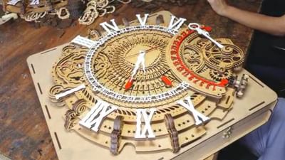 સુરત શહેરના મોટા વરાછા વિસ્તાર ખાતે રહેતા પરેશ પટેલ અગાઉ પેઈન્ટર હતા. પરંતુ તેમની કળાની કદર કરનાર લોકોનો ન હતાં. જેથી તેઓ વિચાર્યું કે ટેકનોલોજીની મદદથી એક એવું આર્ટ તેમણે તૈયાર કર્યું છે. જેને જોઈ લોકો પણ આશ્ચર્યમાં મુકાઈ જાય.