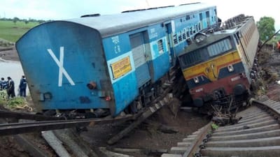 ઓડિશાના બાલાસોર ટ્રેન દુર્ઘટનામાં અત્યાર સુધીમાં 233 લોકોના મોત થયા છે, જ્યારે 900 લોકો ઘાયલ હોવાનું કહેવાય છે. ભારતમાં ટ્રેન અકસ્માતોમાં મૃત્યુની સંખ્યા રેલ્વે સુરક્ષા પર સવાલો ઉભા થઈ રહ્યા છે. ત્યારે ભારતમાં 10 મોટા ટ્રેન અકસ્માતોની યાદી તૈયાર કરી છે જેમાં માર્યા ગયેલા લોકોની સંખ્યા અને તે અકસ્માતો પાછળના કારણો જણાવી રહ્યા છે.  (ફોટો ક્રેડિટ- ગુગલ)