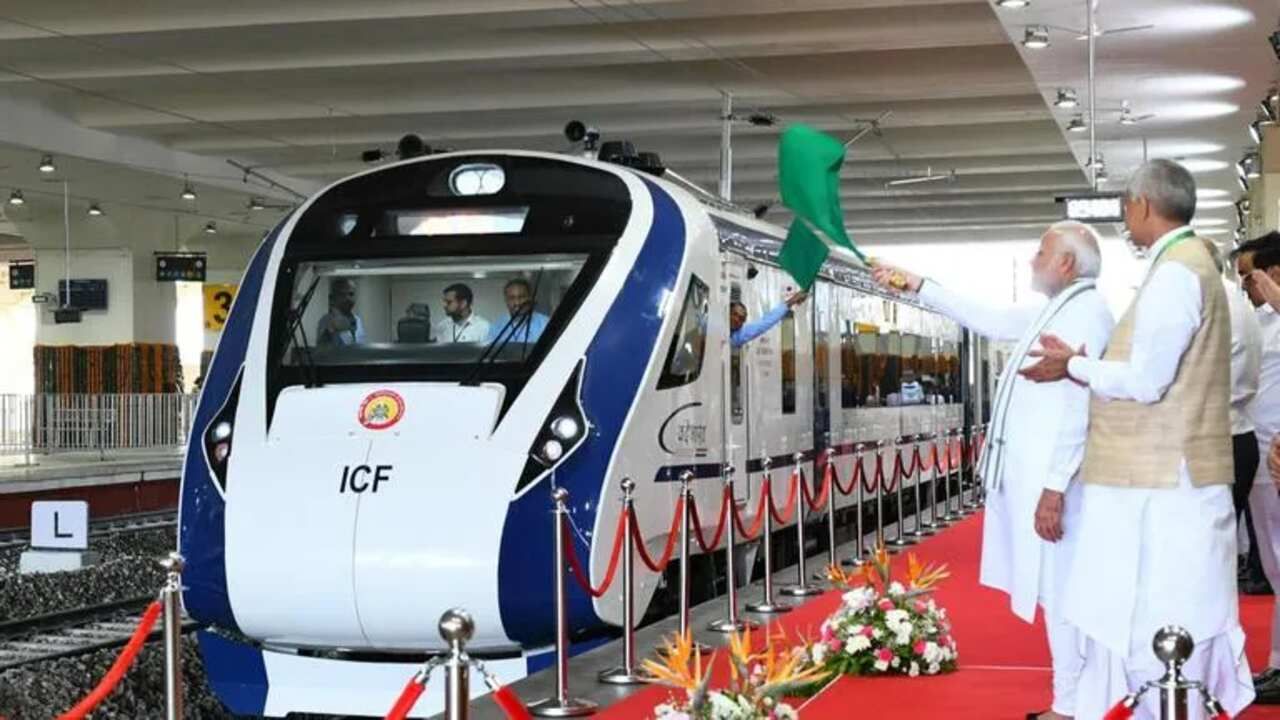 વંદે ભારત એક્સપ્રેસ ટ્રેન સપ્ટેમ્બર, 2022માં વડાપ્રધાન શ્રી નરેન્દ્ર મોદીએ ગુજરાતને વંદે ભારત ટ્રેનની ભેટ આપી છે. દિલ્હીના બે રૂટ્સ પર મોટી સફળતા પછી ભારતની પહેલી સ્વદેશી સેમી હાઈ સ્પીડ ટ્રેન હવે ગુજરાતના પાટા પર દોડી રહી છે. 
