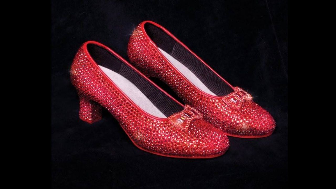 હેરી વિન્સ્ટન રૂબી સ્લીપર્સ (Harry Winston Ruby Slippers)(રૂ. 24,70,42,368)હેરી વિન્સ્ટન રૂબી સ્લીપર્સની આ જોડી 4,600 રુબીનો ઉપયોગ કરીને ખૂબ જ મહેનતથી બનાવવામાં આવી હતી. આ પગરખાં લક્ઝરીનું પ્રતીક છે. 50 કેરેટના હીરા ઉપરાંત આ શૂઝમાં 1350 કેરેટ રૂબીનો પણ સમાવેશ થાય છે. આ શૂઝની કિંમત 3 મિલિયન ડોલર (રૂ. 24,70,42,368) છે.