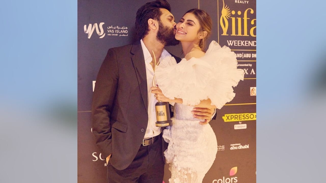  તાજેતરમાં દુબઈમાં યોજાયેલા IIFA એવોર્ડ્સમાં, મૌની રોયે બધાનું ધ્યાન ખેંચ્યું હતું. મૌની રોય છેલ્લે બ્રહ્માસ્ત્ર ફિલ્મમાં જોવા મળી હતી, જેમાં તે નેગેટિવ રોલમાં જોવા મળી હતી. આ ફિલ્મ માટે તેણીને શ્રેષ્ઠ સહાયક મહિલા અભિનેત્રીનો આઈફા એવોર્ડ એનાયત કરવામાં આવ્યો છે.