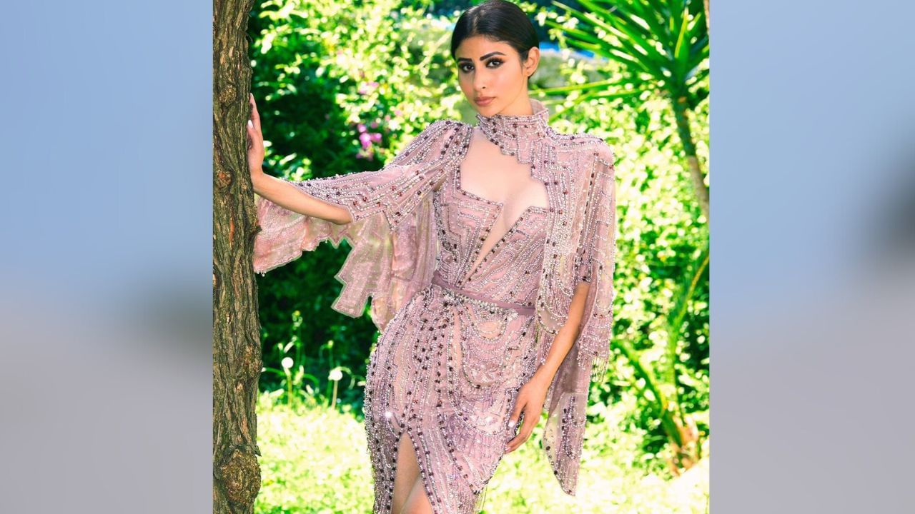 તમને જણાવી દઈએ કે ટીવીથી પોતાના કરિયરની શરૂઆત કરનાર મૌની રોય ફિલ્મોમાં પણ સારો દેખાવ કરી રહી છે. જોકે, ફિલ્મો કરતાં મૌની સોશિયલ મીડિયા પર એક્ટિવ રહે છે. તે અવારનવાર પોતાના હોટ ફોટો શેર કરતી રહે છે.