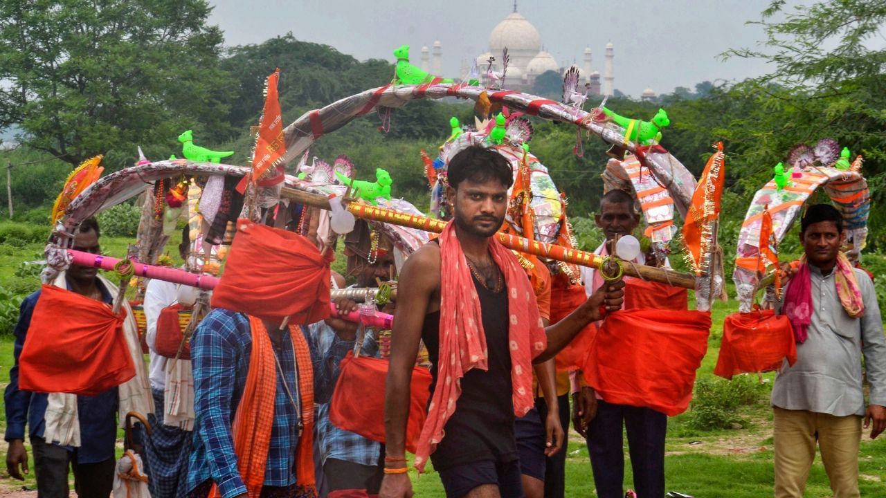 મહાદેવની વિશેષ આરાધના માટે કાવડયાત્રાનો પ્રારંભ 4 જુલાઇથી શરૂ થયો હતો. આ મહિનામાં ઘણા લોકો મહાદેવને પ્રસન્ન કરવા માટે કાવડ યાત્રા કરે છે.